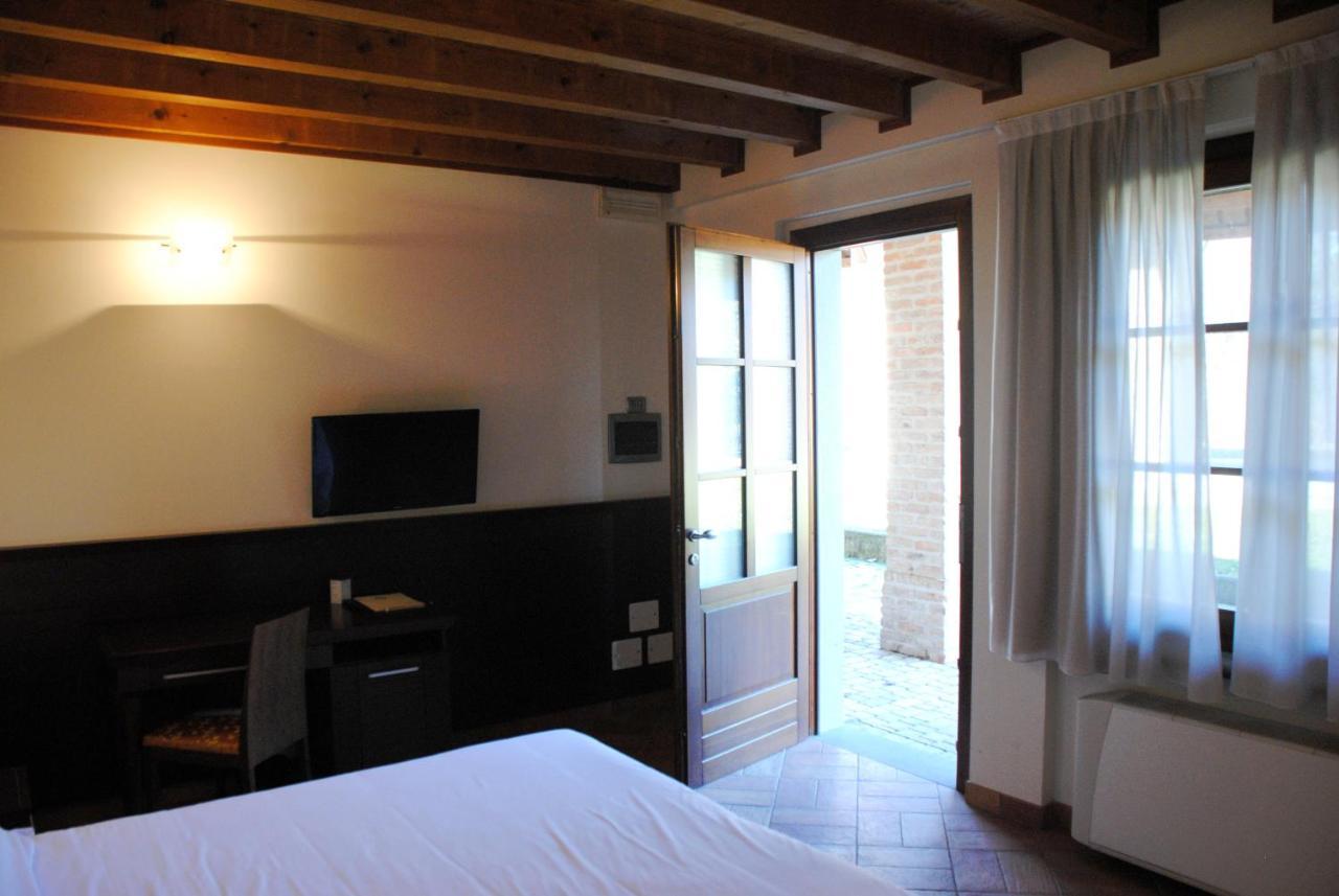 Country Hotel Castelbarco Vaprio d'Adda Bagian luar foto