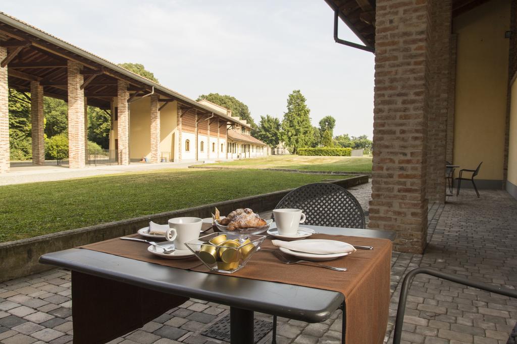 Country Hotel Castelbarco Vaprio d'Adda Bagian luar foto