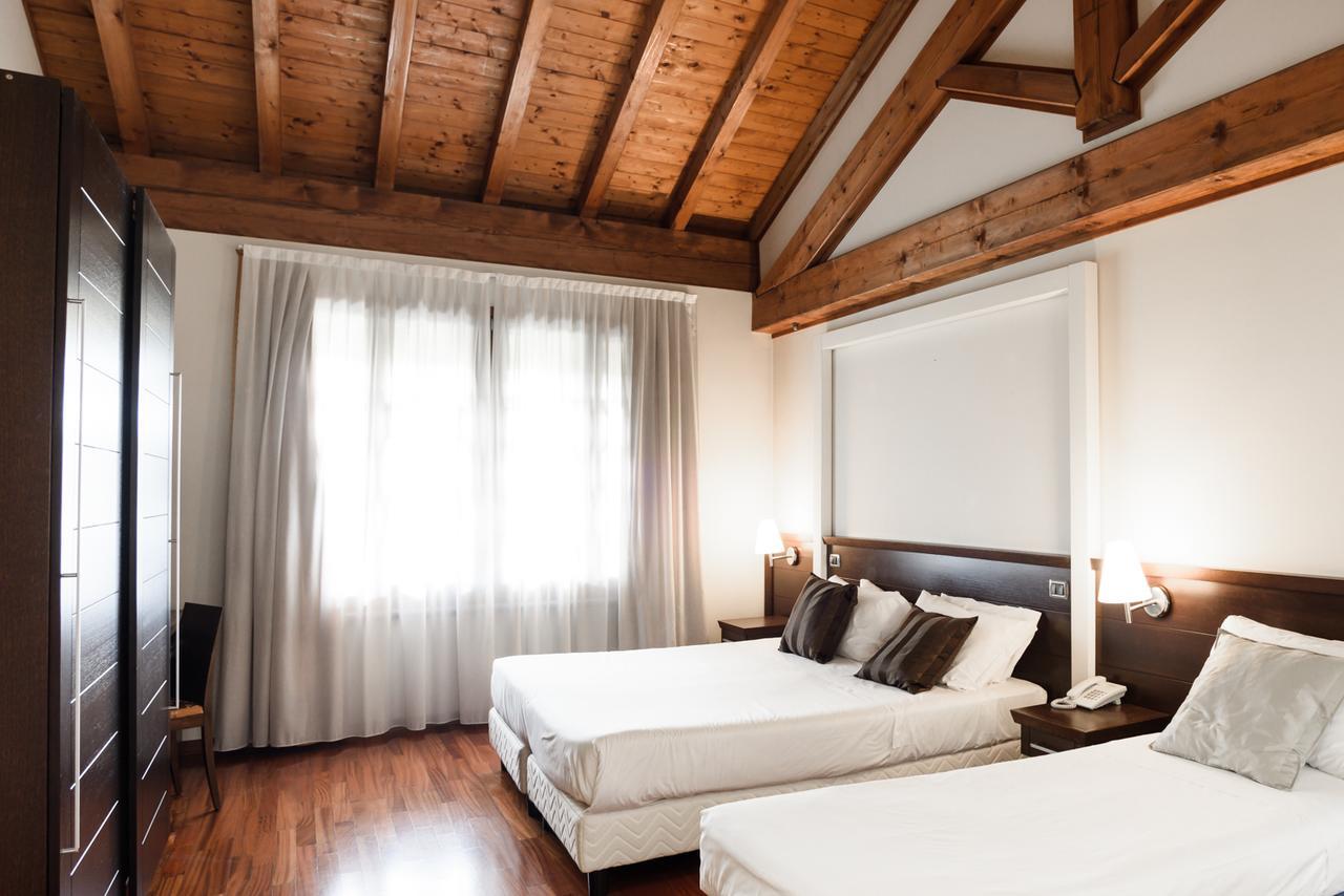 Country Hotel Castelbarco Vaprio d'Adda Bagian luar foto
