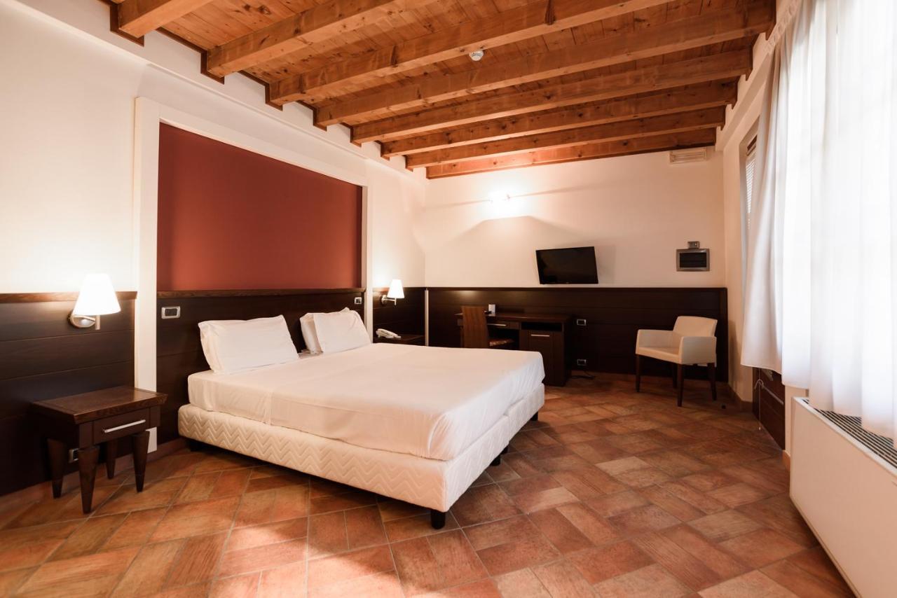 Country Hotel Castelbarco Vaprio d'Adda Bagian luar foto